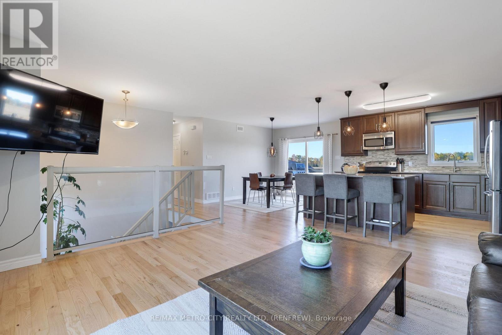 2431 Eady Road, Horton, ON - Indoor Photo Showing Living Room