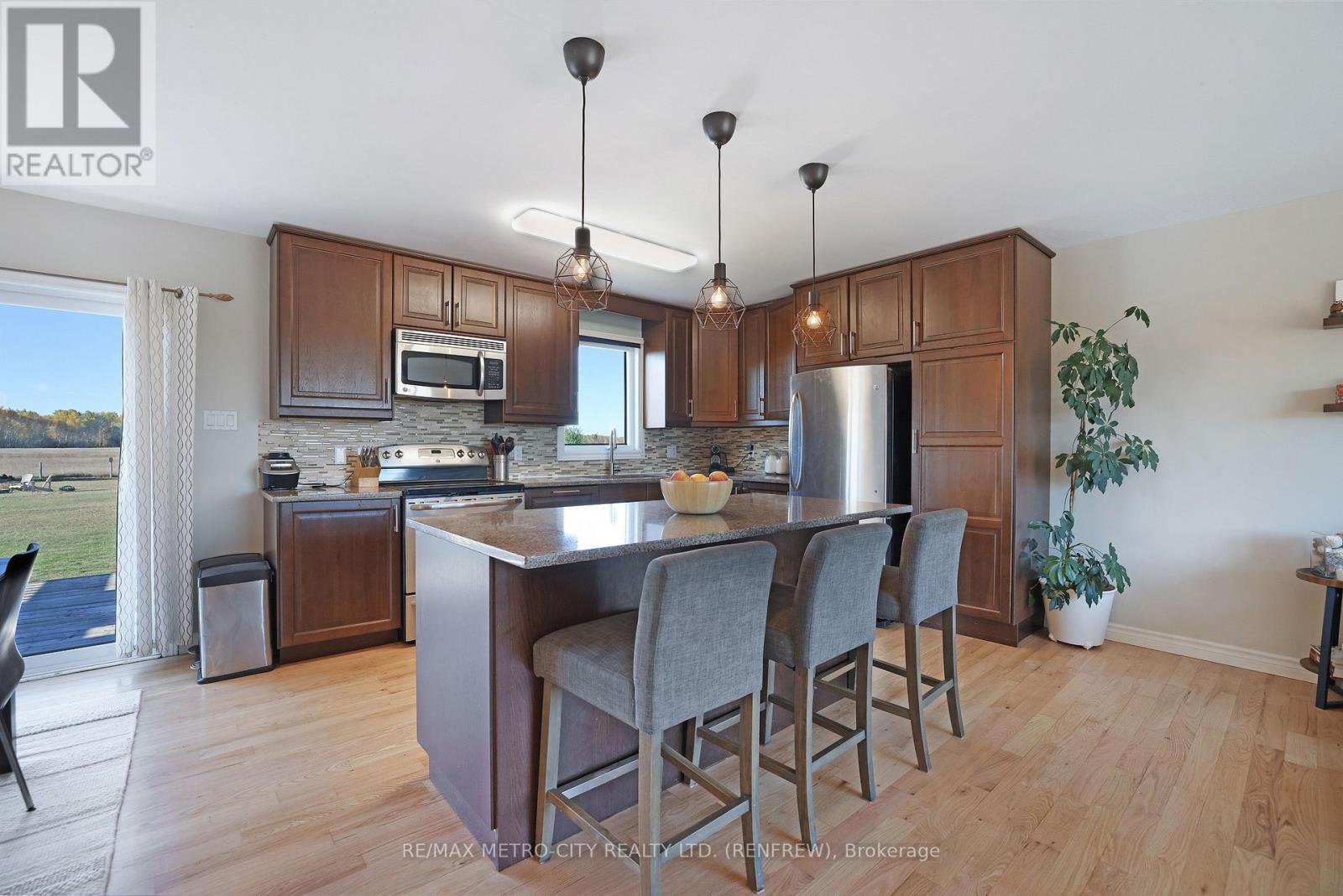 2431 Eady Road, Horton, ON - Indoor Photo Showing Kitchen With Upgraded Kitchen