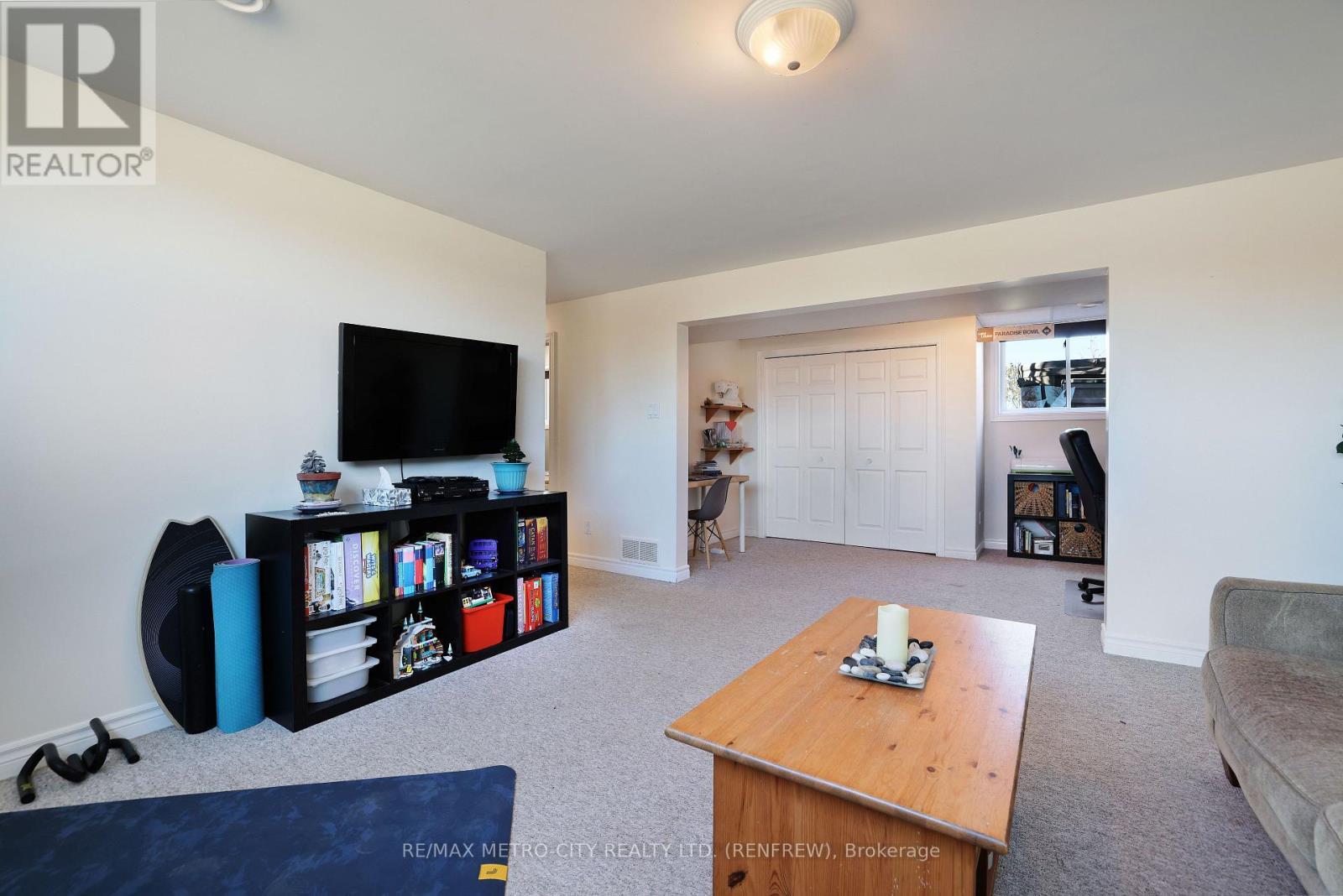 2431 Eady Road, Horton, ON - Indoor Photo Showing Living Room
