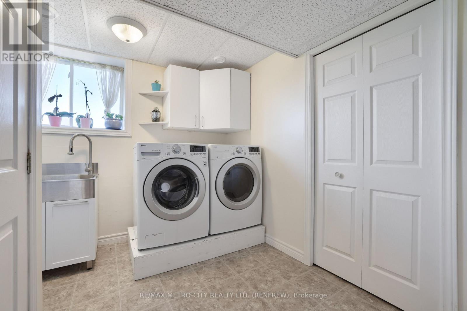 2431 Eady Road, Horton, ON - Indoor Photo Showing Laundry Room