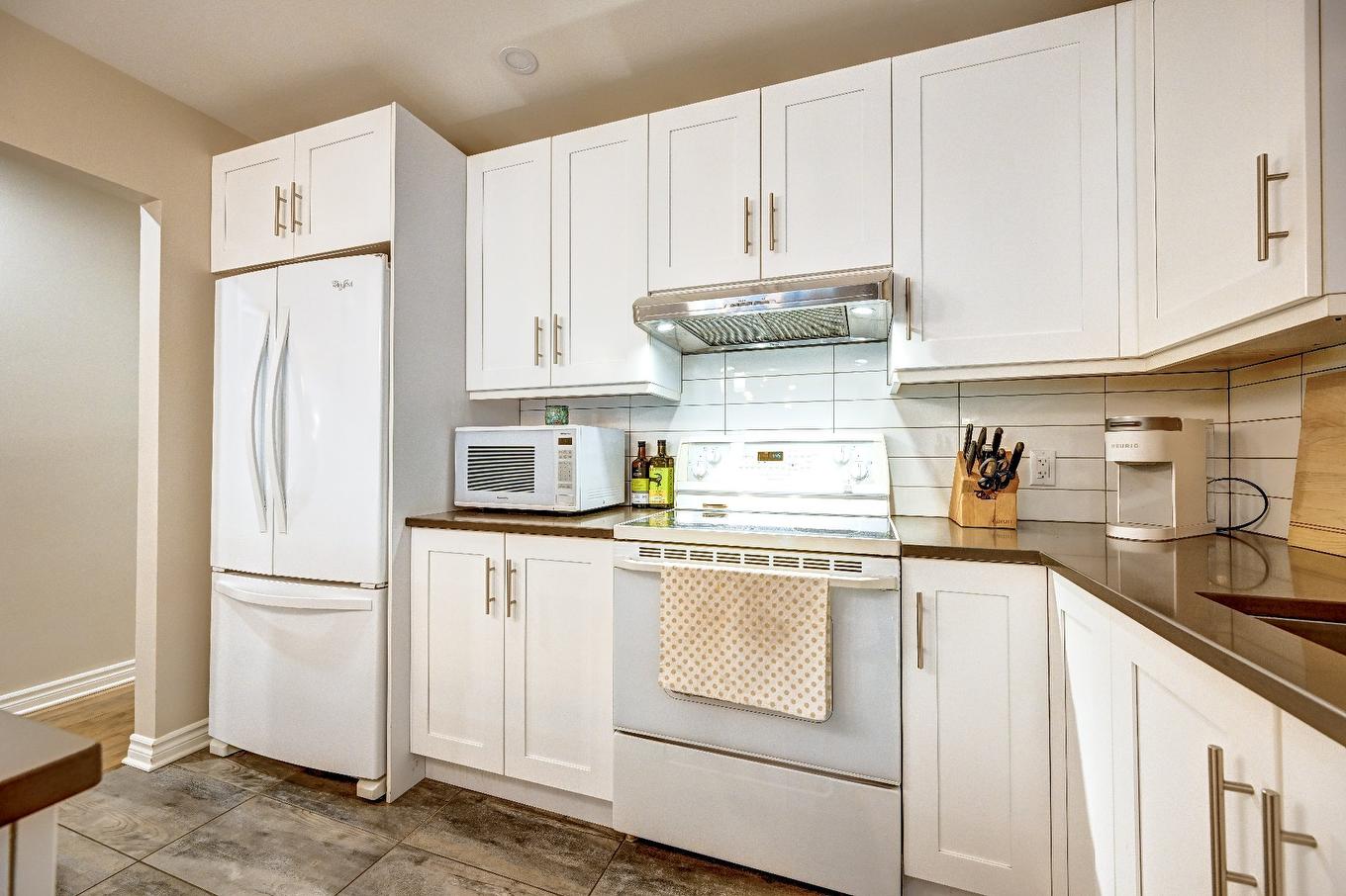 Cuisine - A-179 Av. De Navarre, Saint-Lambert, QC - Indoor Photo Showing Kitchen