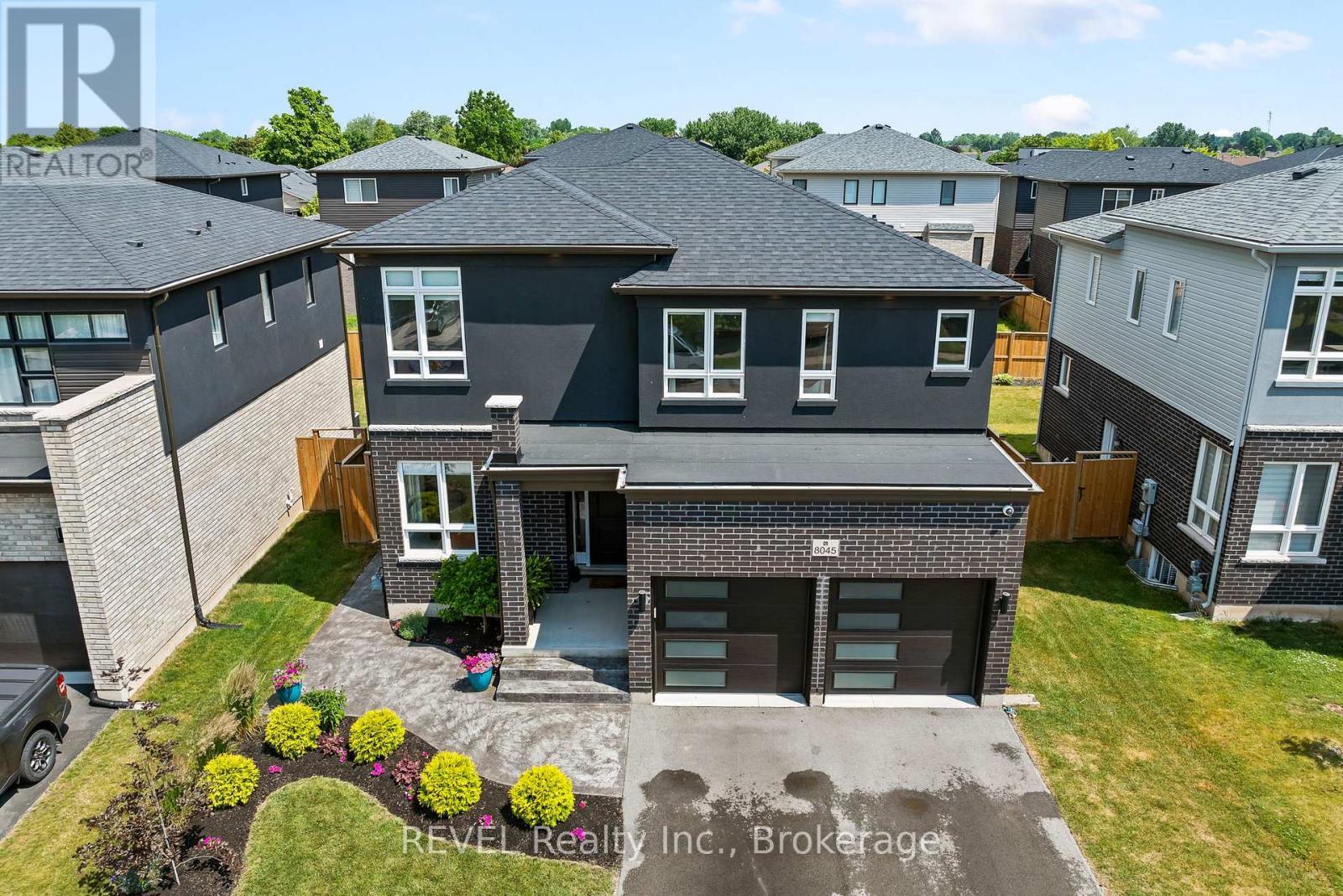 8045 Brookside Drive, Niagara Falls (Ascot), ON - Outdoor With Facade