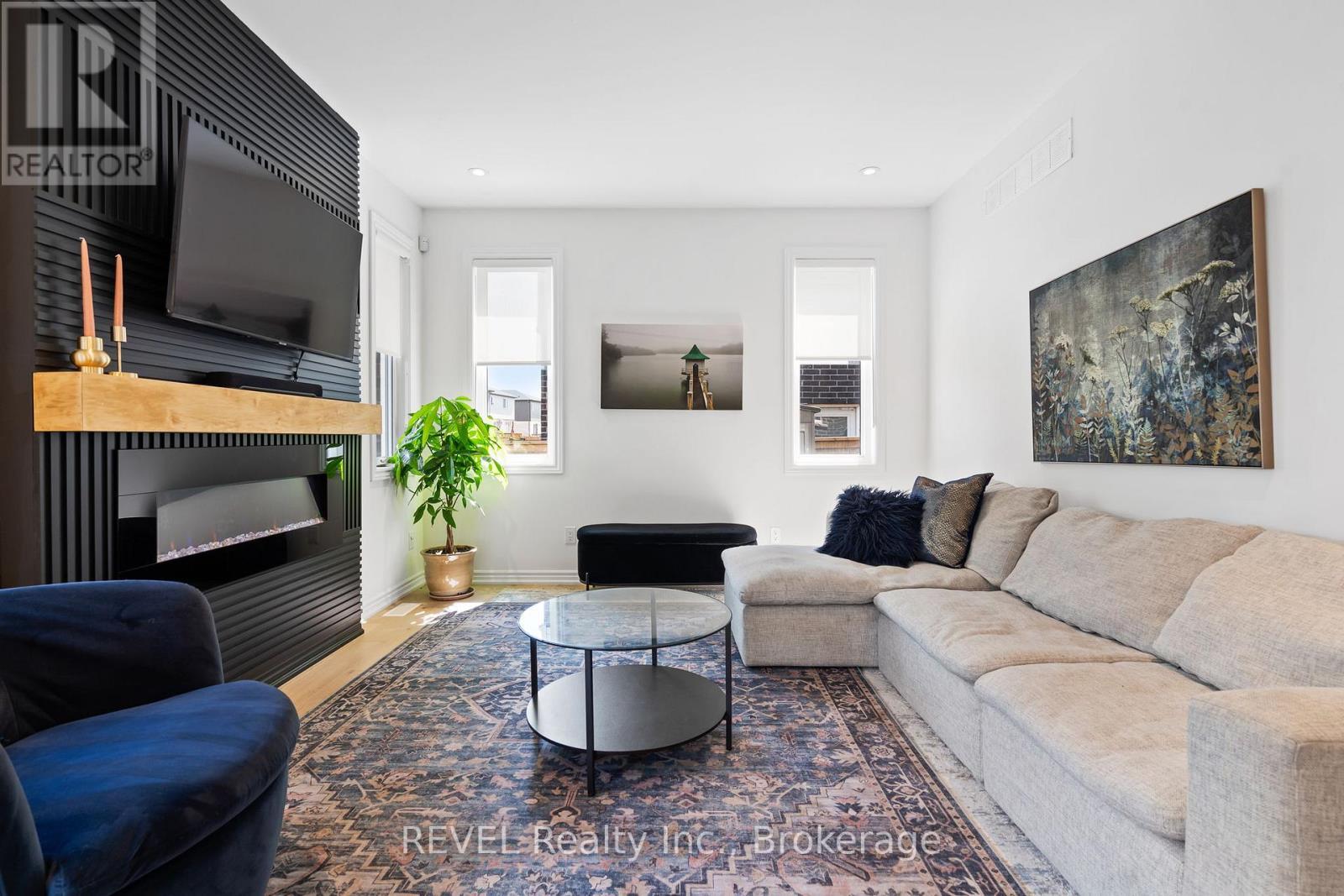 8045 Brookside Drive, Niagara Falls (Ascot), ON - Indoor Photo Showing Living Room With Fireplace