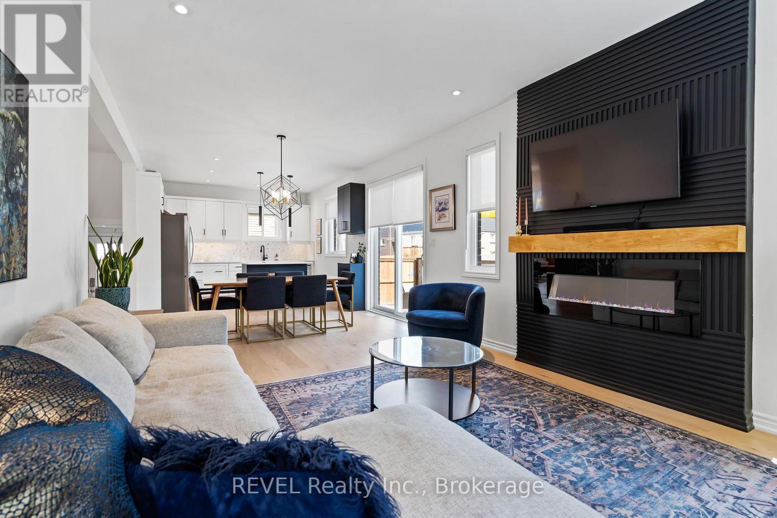 8045 Brookside Drive, Niagara Falls (Ascot), ON - Indoor Photo Showing Living Room With Fireplace