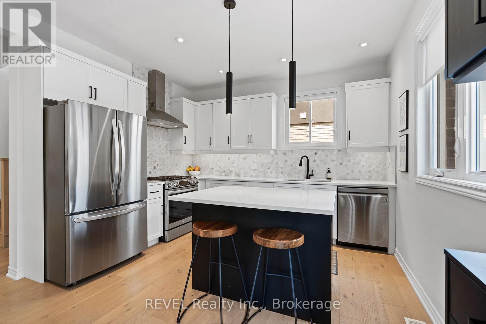 8045 Brookside Drive, Niagara Falls (Ascot), ON - Indoor Photo Showing Kitchen With Stainless Steel Kitchen With Upgraded Kitchen