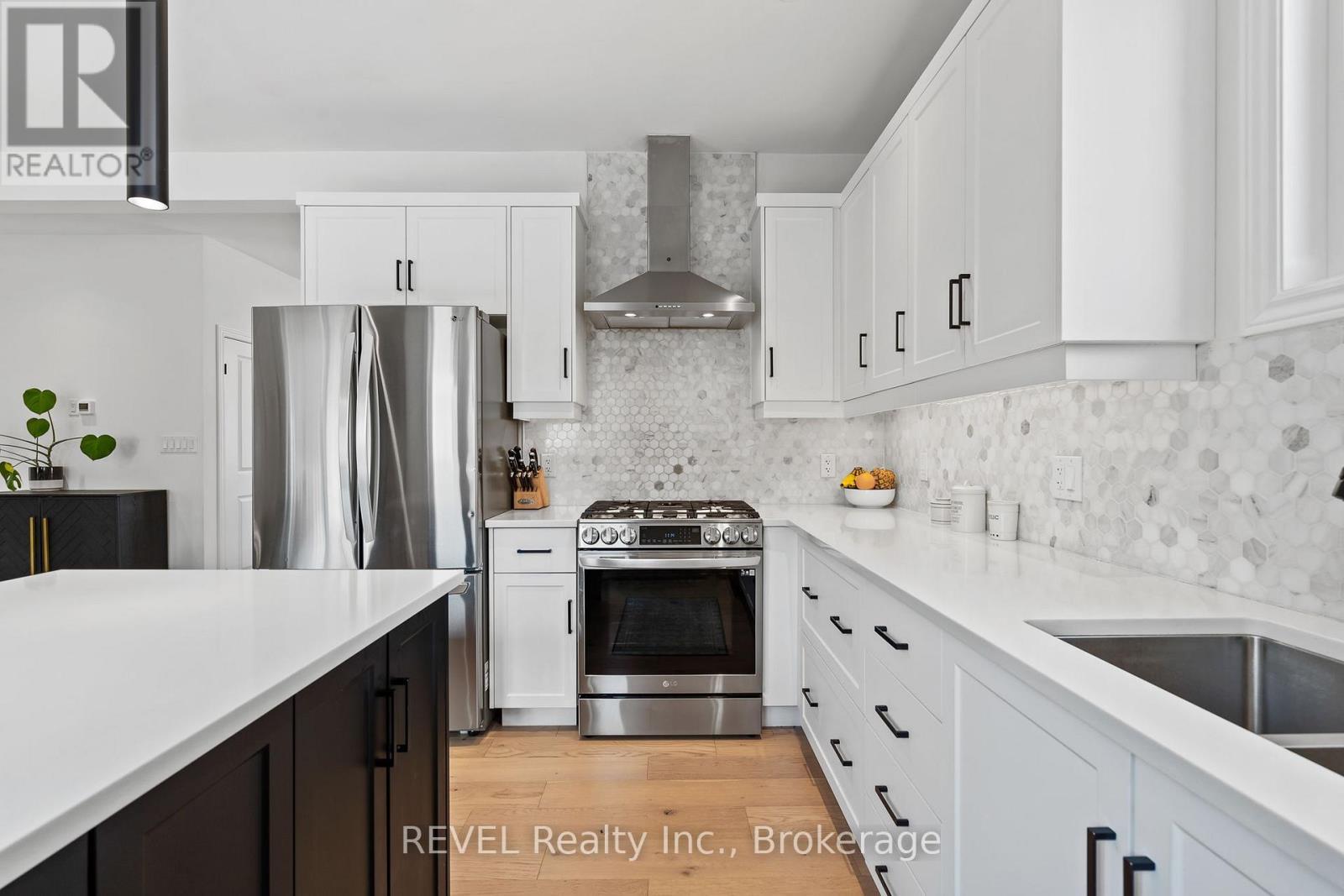 8045 Brookside Drive, Niagara Falls (Ascot), ON - Indoor Photo Showing Kitchen With Stainless Steel Kitchen With Upgraded Kitchen