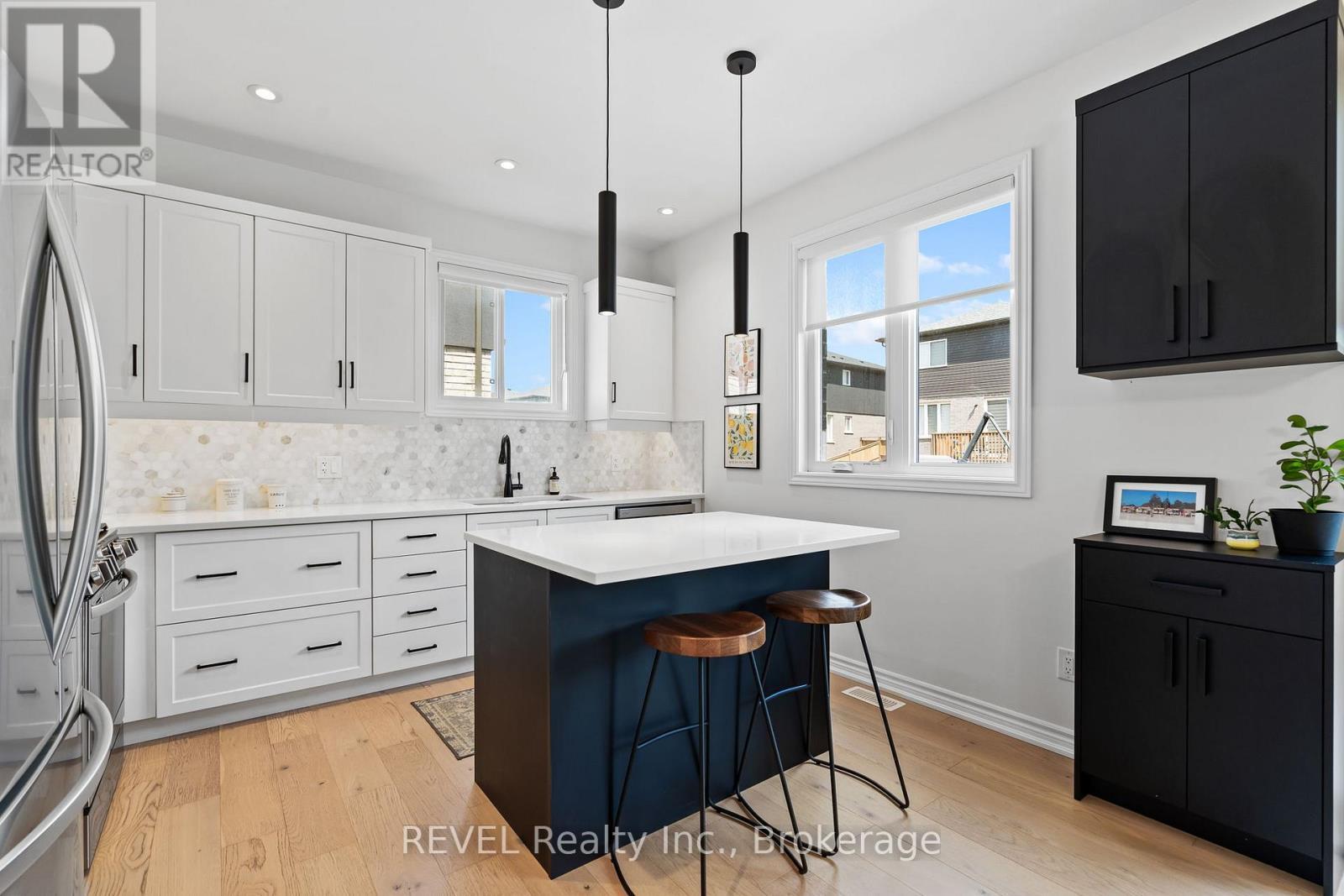 8045 Brookside Drive, Niagara Falls (Ascot), ON - Indoor Photo Showing Kitchen With Upgraded Kitchen