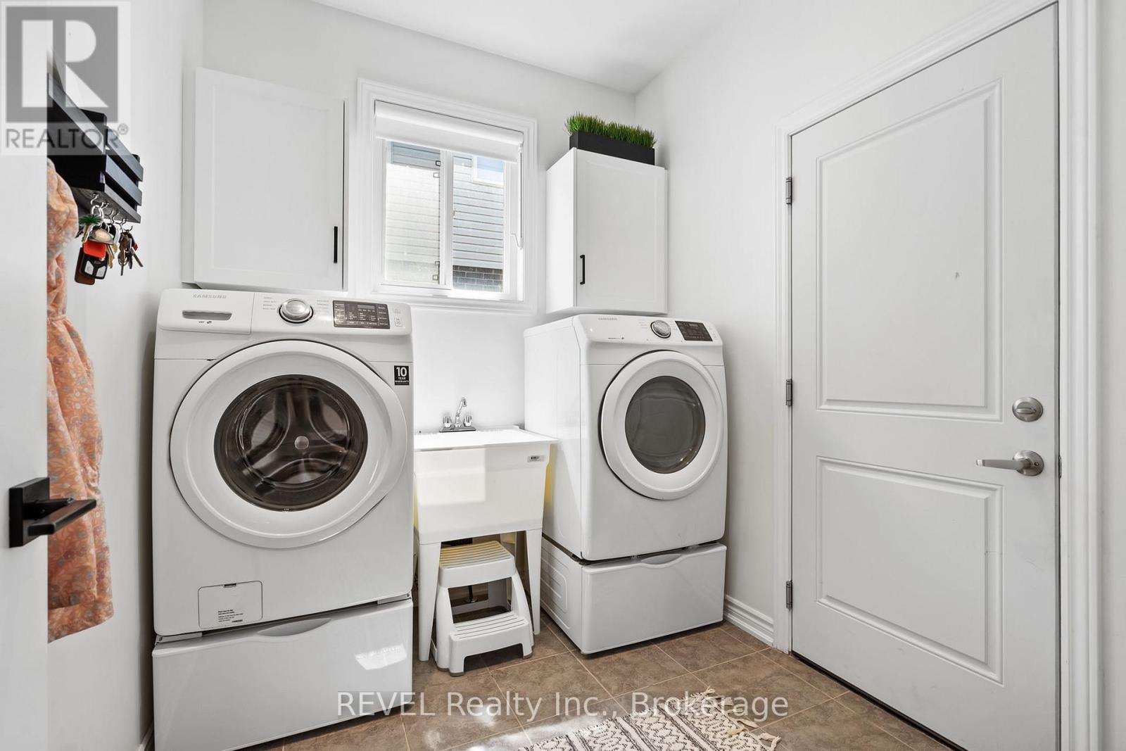 8045 Brookside Drive, Niagara Falls (Ascot), ON - Indoor Photo Showing Laundry Room