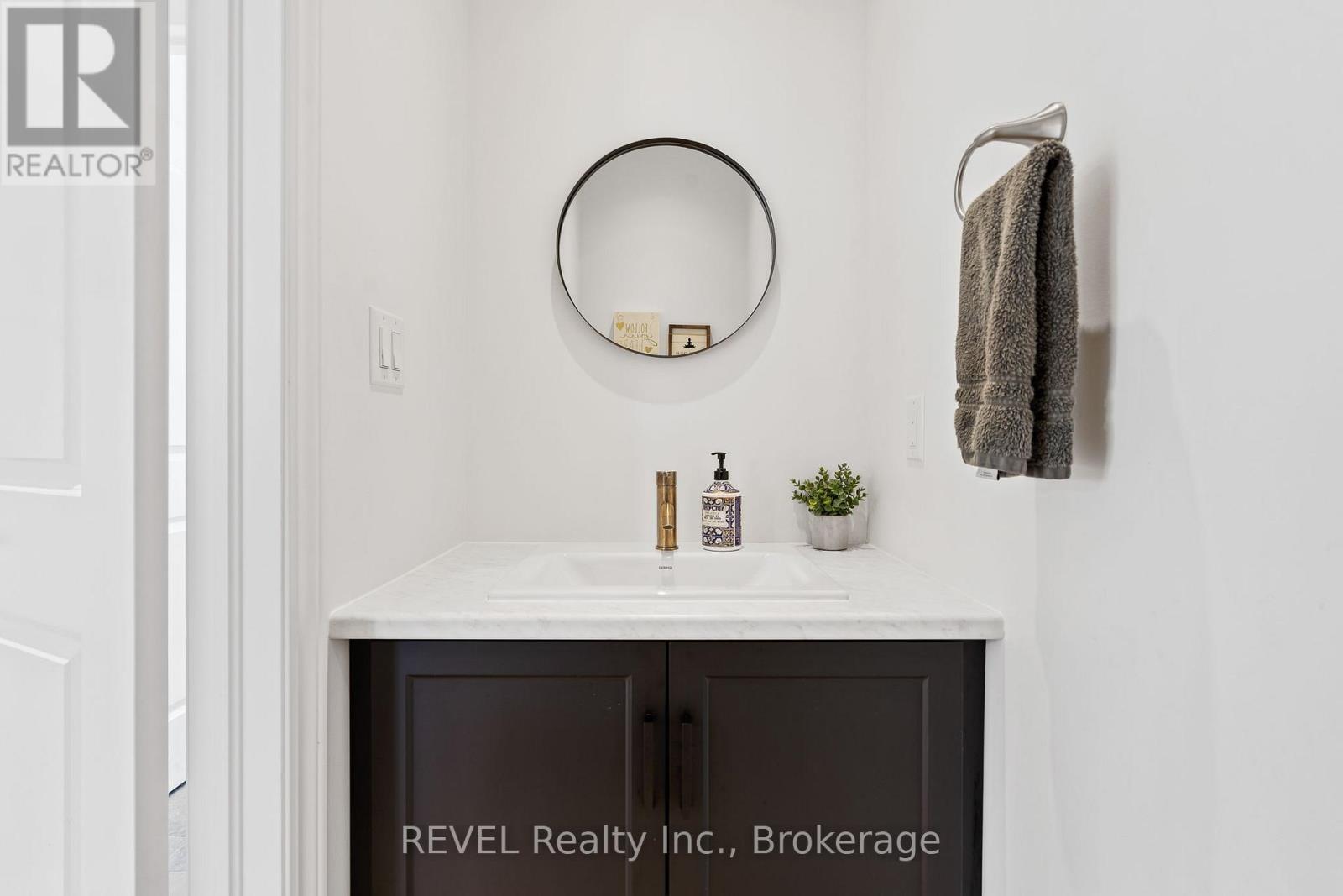 8045 Brookside Drive, Niagara Falls (Ascot), ON - Photo Showing Bathroom