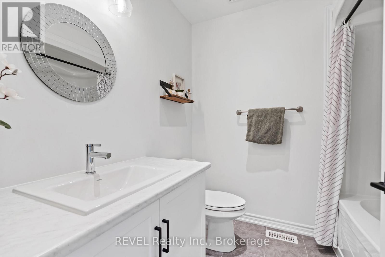 8045 Brookside Drive, Niagara Falls (Ascot), ON - Indoor Photo Showing Bathroom