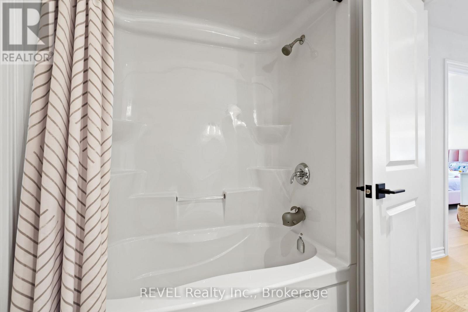 8045 Brookside Drive, Niagara Falls (Ascot), ON - Indoor Photo Showing Bathroom