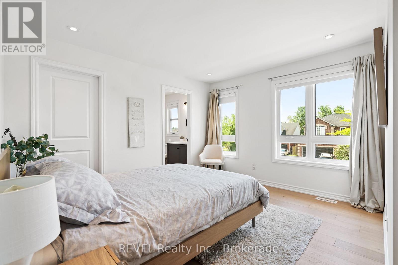 8045 Brookside Drive, Niagara Falls (Ascot), ON - Indoor Photo Showing Bedroom