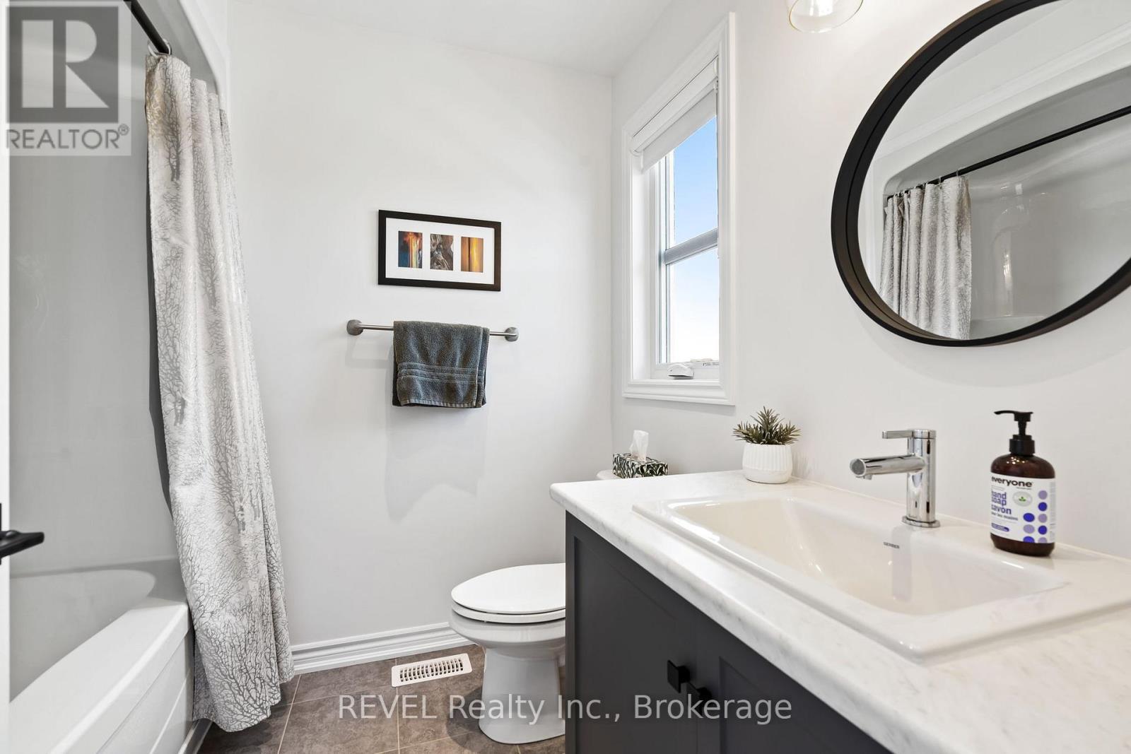 8045 Brookside Drive, Niagara Falls (Ascot), ON - Indoor Photo Showing Bathroom