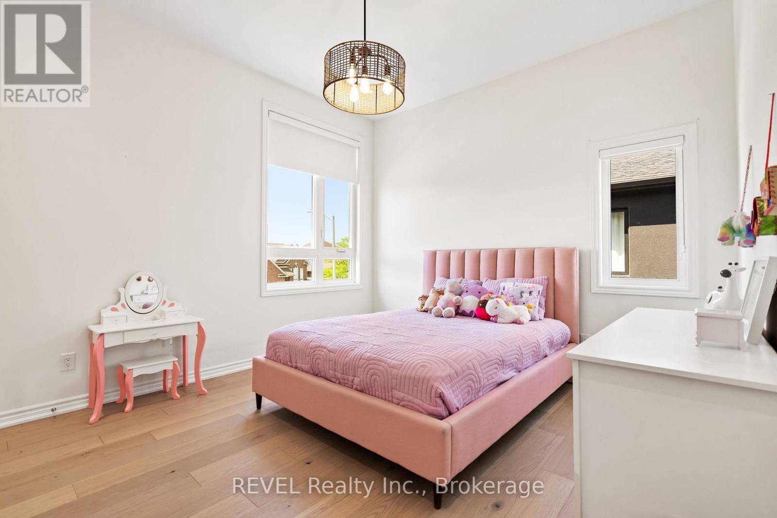 8045 Brookside Drive, Niagara Falls (Ascot), ON - Indoor Photo Showing Bedroom