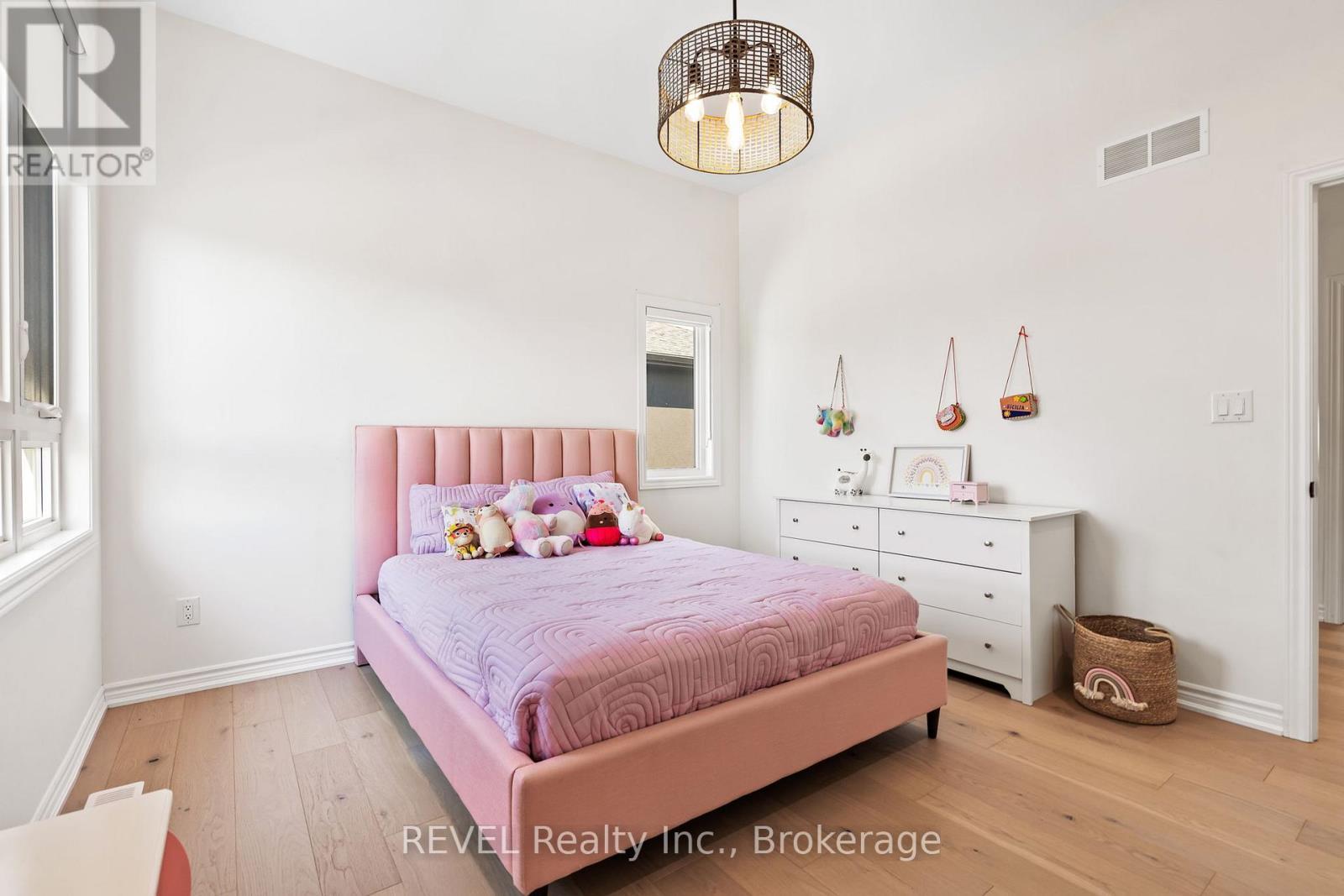 8045 Brookside Drive, Niagara Falls (Ascot), ON - Indoor Photo Showing Bedroom