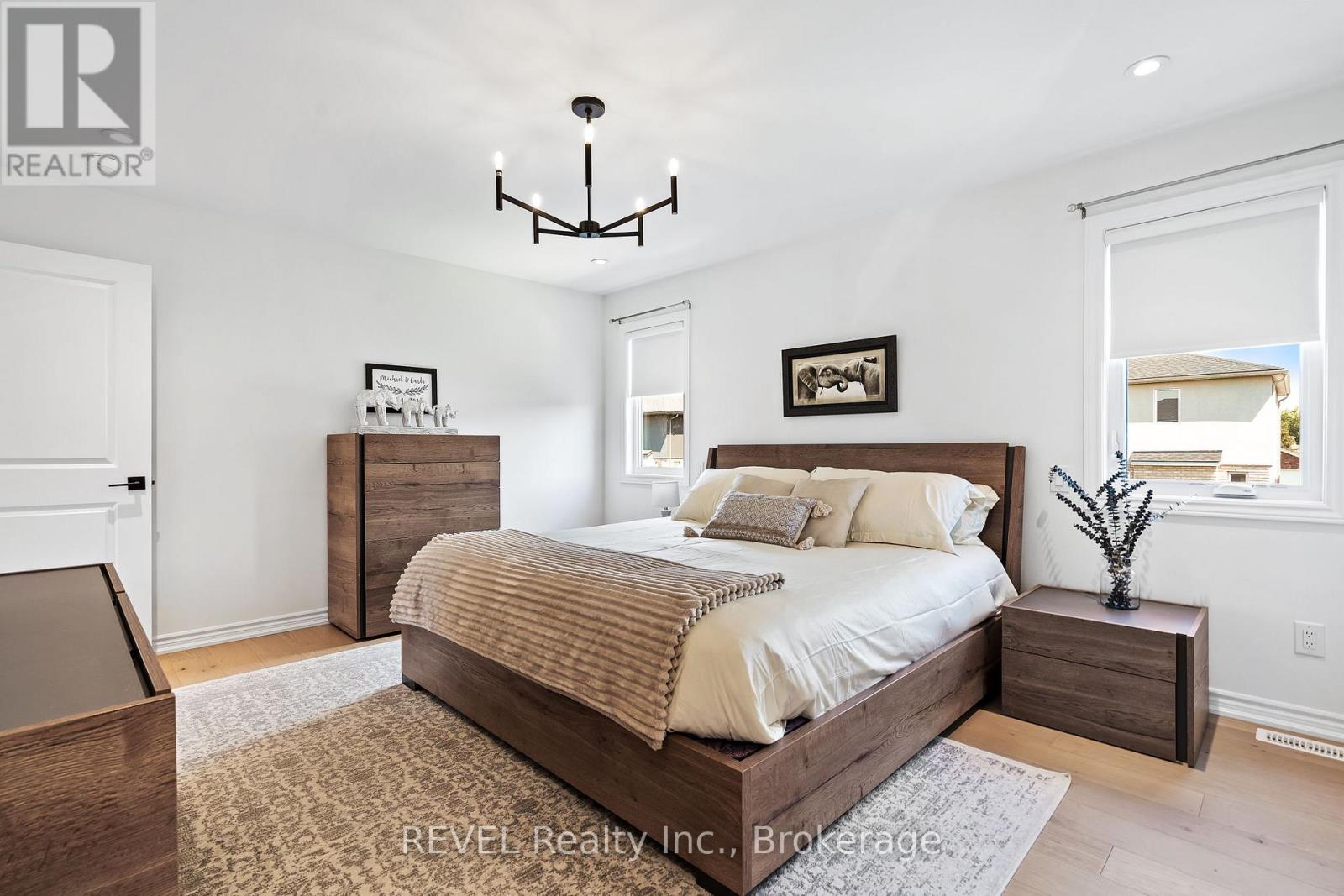8045 Brookside Drive, Niagara Falls (Ascot), ON - Indoor Photo Showing Bedroom