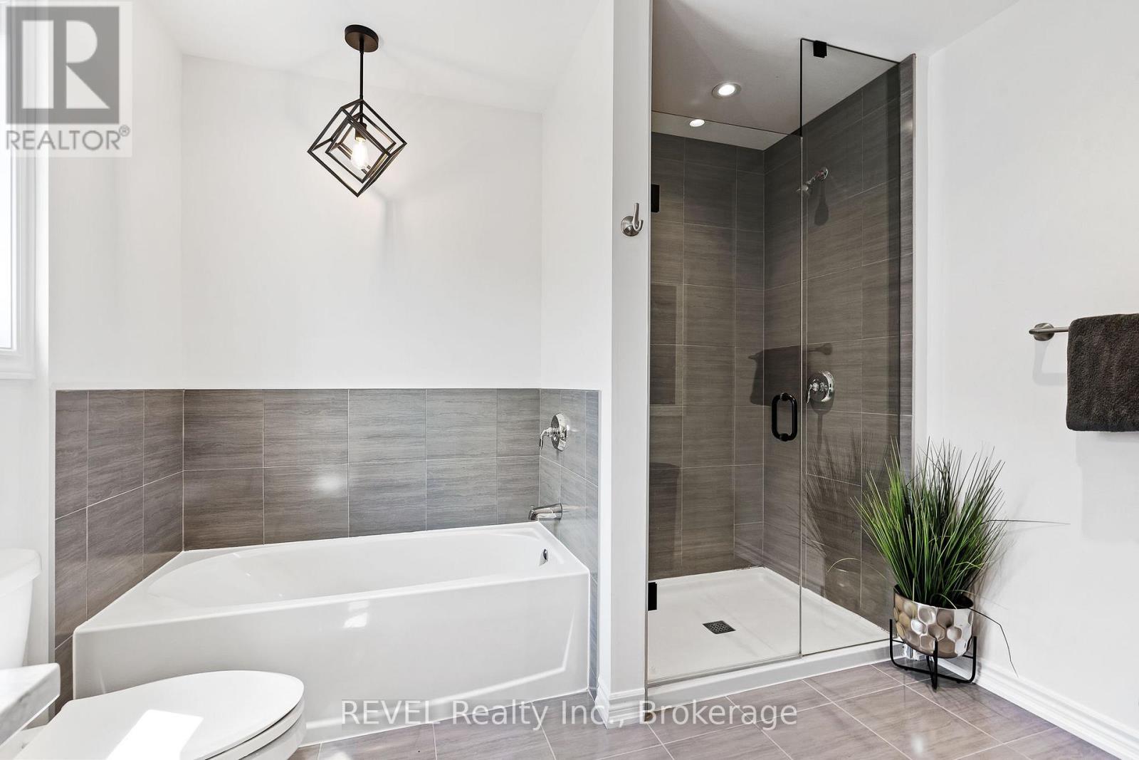 8045 Brookside Drive, Niagara Falls (Ascot), ON - Indoor Photo Showing Bathroom