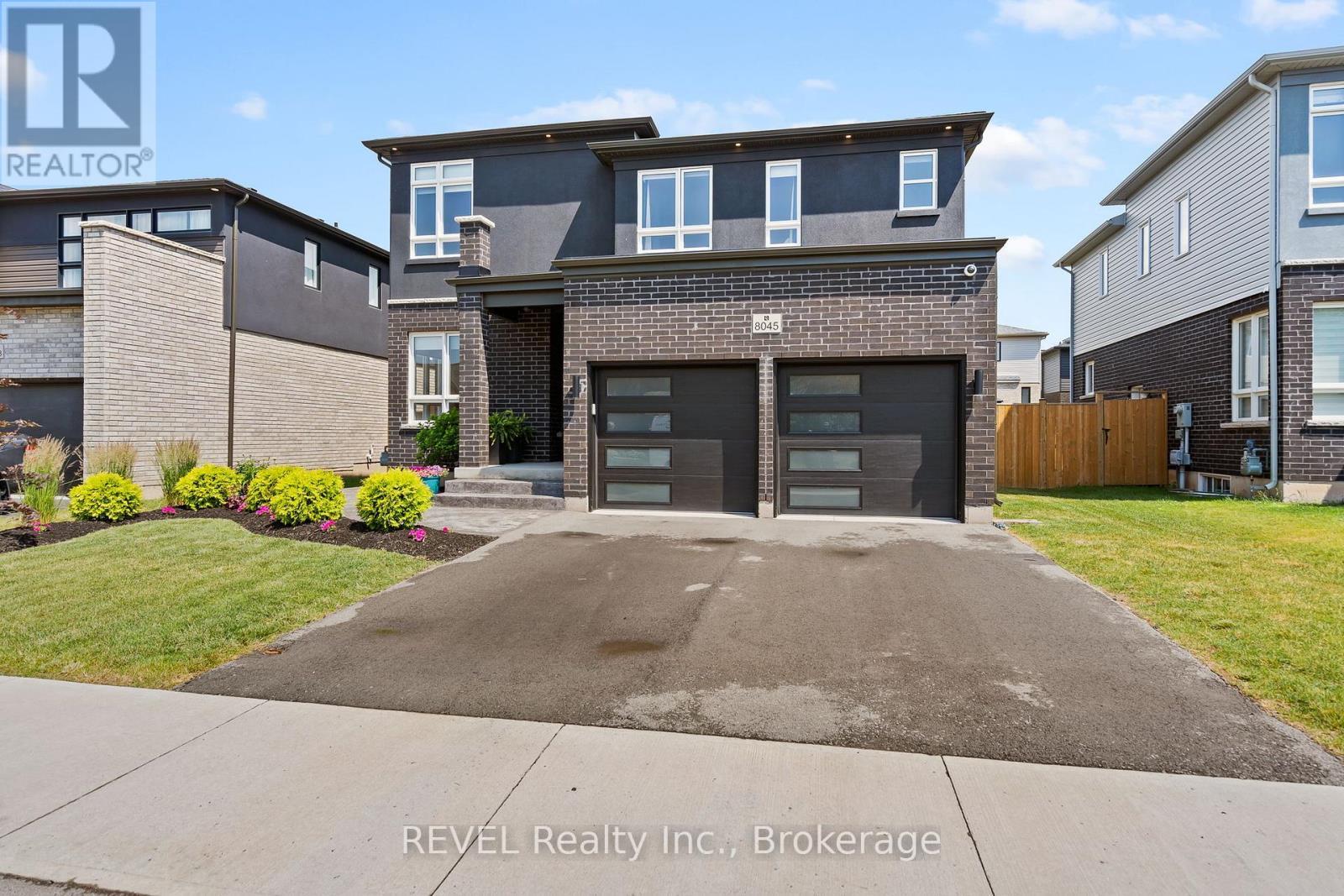 8045 Brookside Drive, Niagara Falls (Ascot), ON - Outdoor With Facade