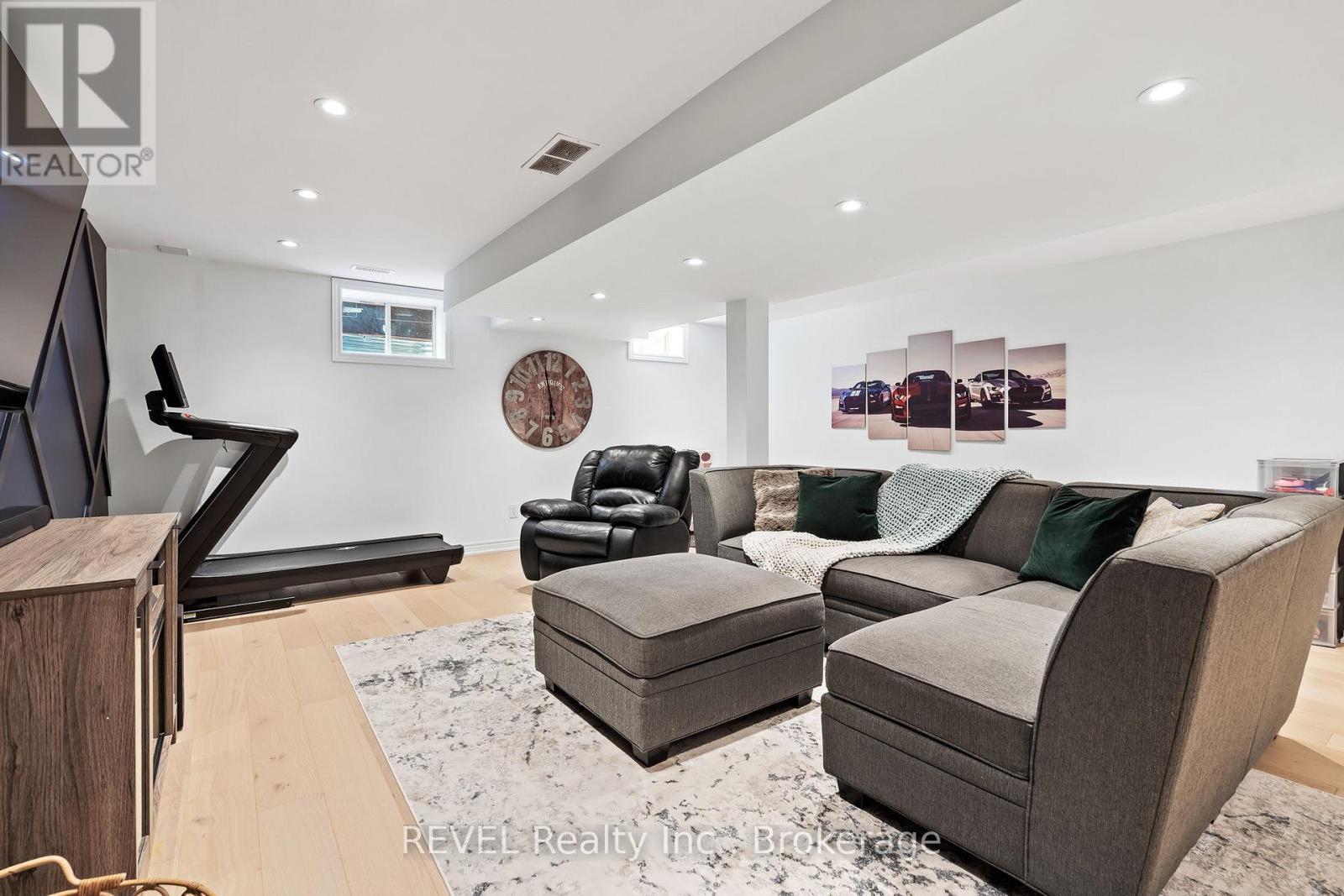 8045 Brookside Drive, Niagara Falls (Ascot), ON - Indoor Photo Showing Other Room