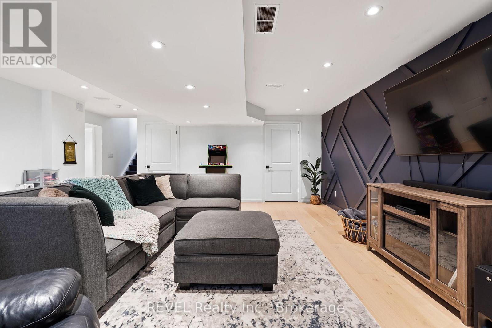 8045 Brookside Drive, Niagara Falls (Ascot), ON - Indoor Photo Showing Living Room