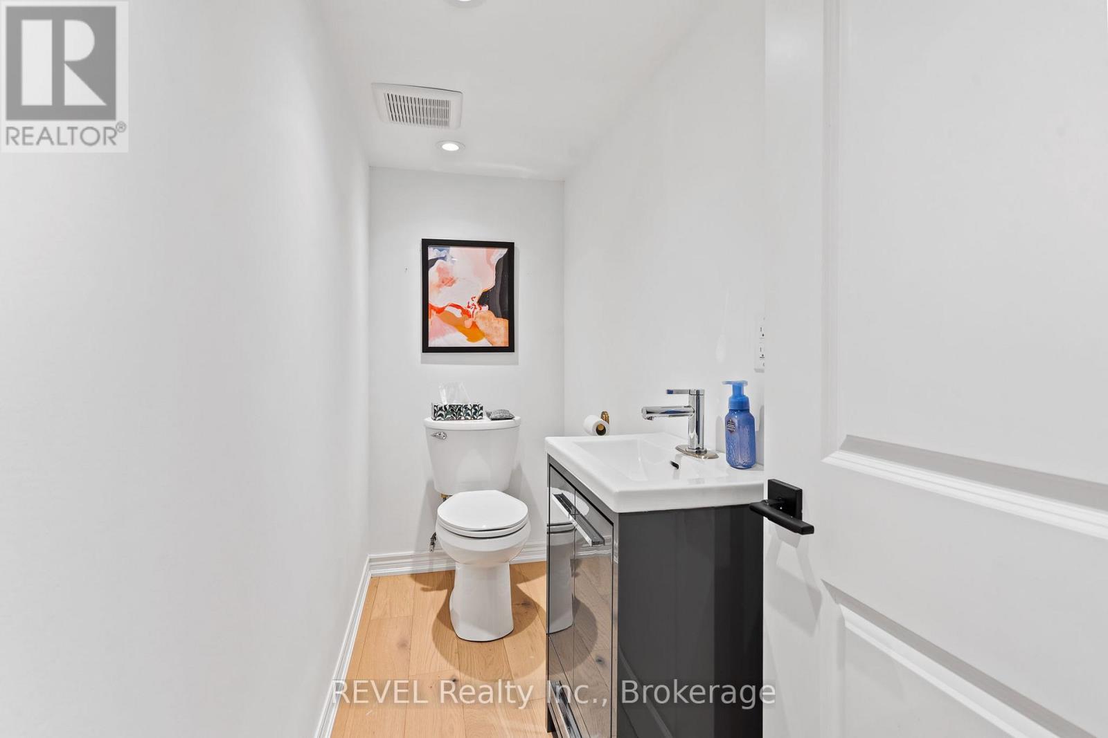 8045 Brookside Drive, Niagara Falls (Ascot), ON - Indoor Photo Showing Bathroom