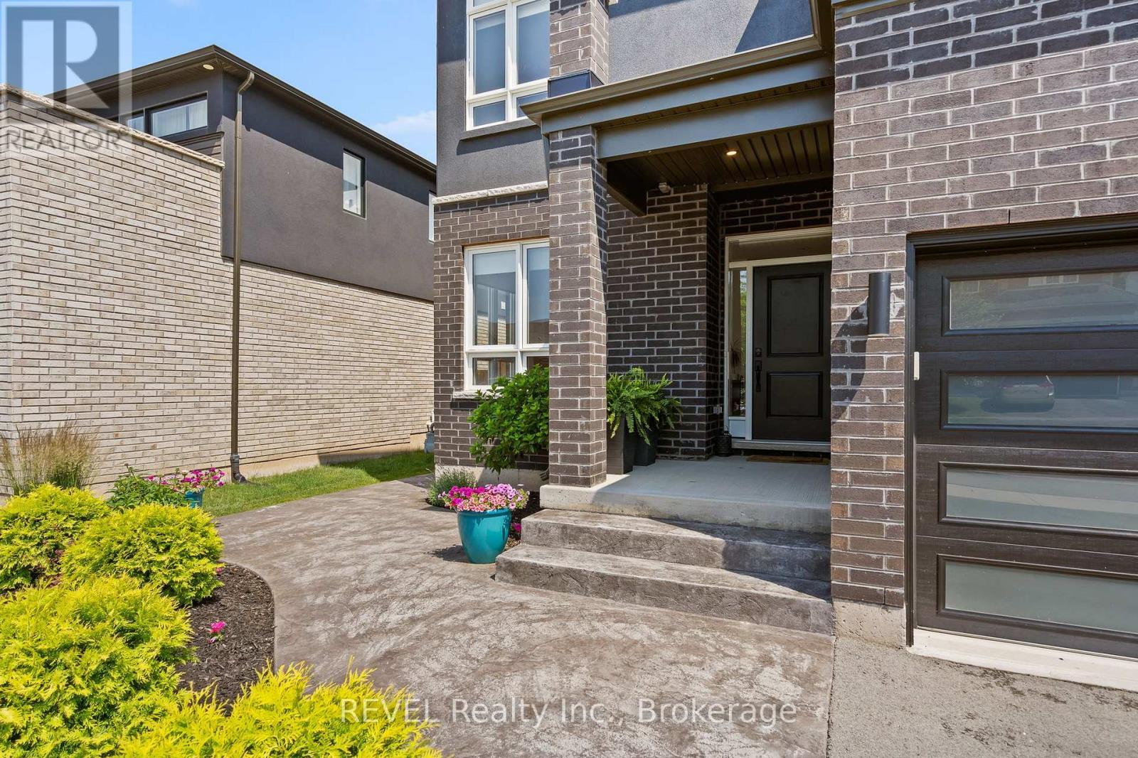 8045 Brookside Drive, Niagara Falls (Ascot), ON - Outdoor