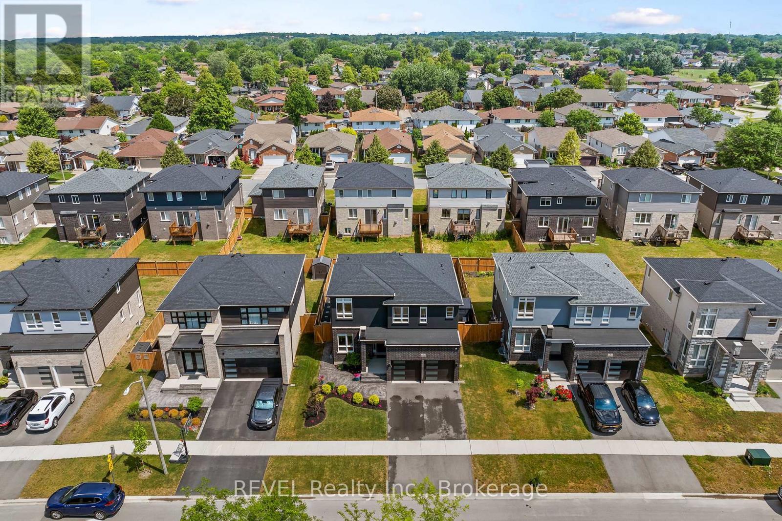 8045 Brookside Drive, Niagara Falls (Ascot), ON - Outdoor With View