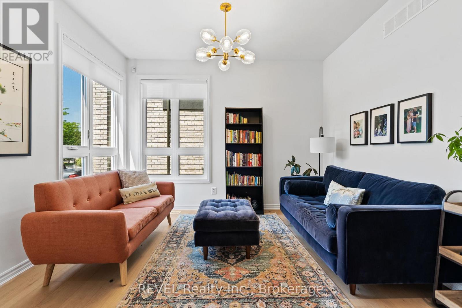 8045 Brookside Drive, Niagara Falls (Ascot), ON - Indoor Photo Showing Living Room