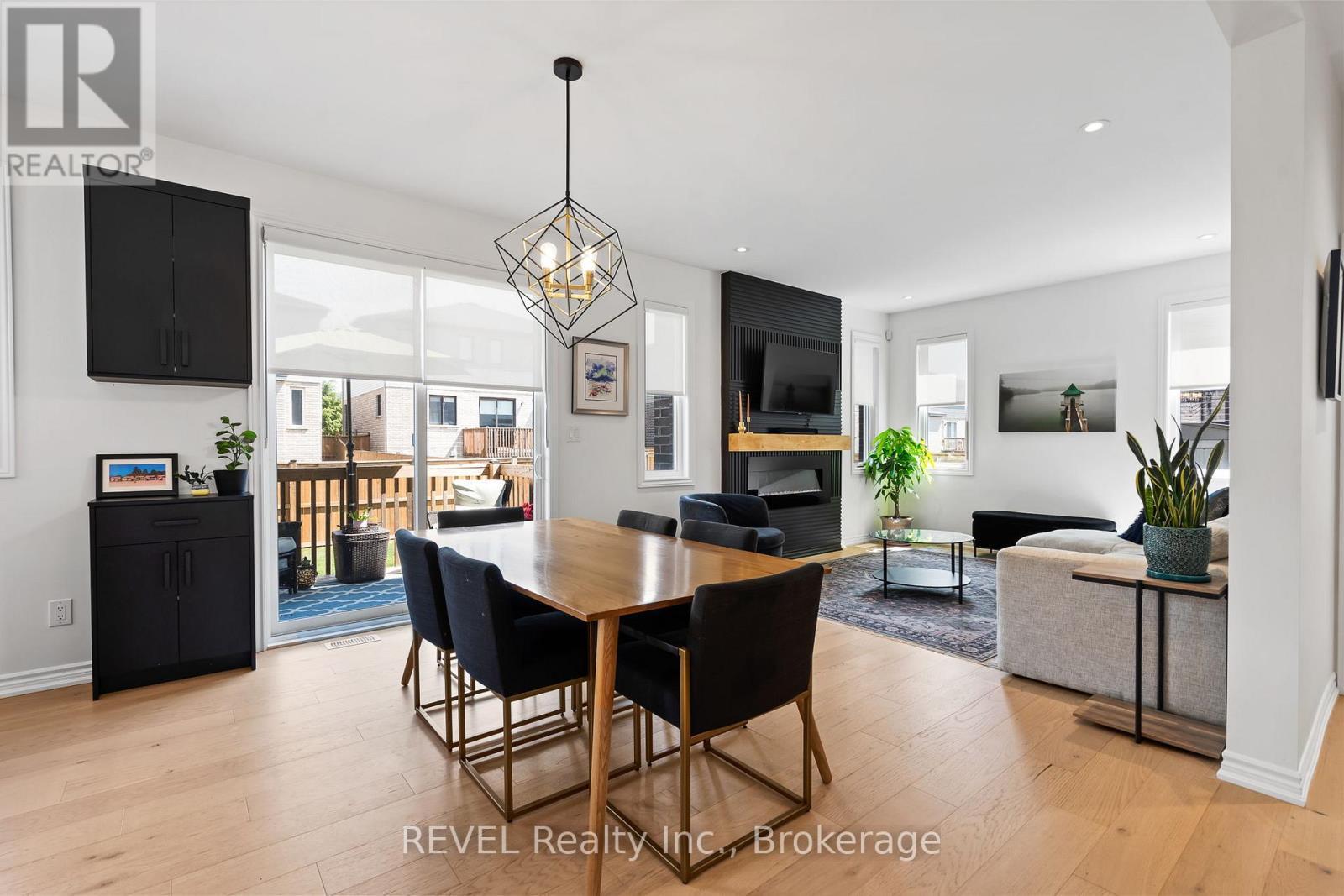 8045 Brookside Drive, Niagara Falls (Ascot), ON - Indoor With Fireplace