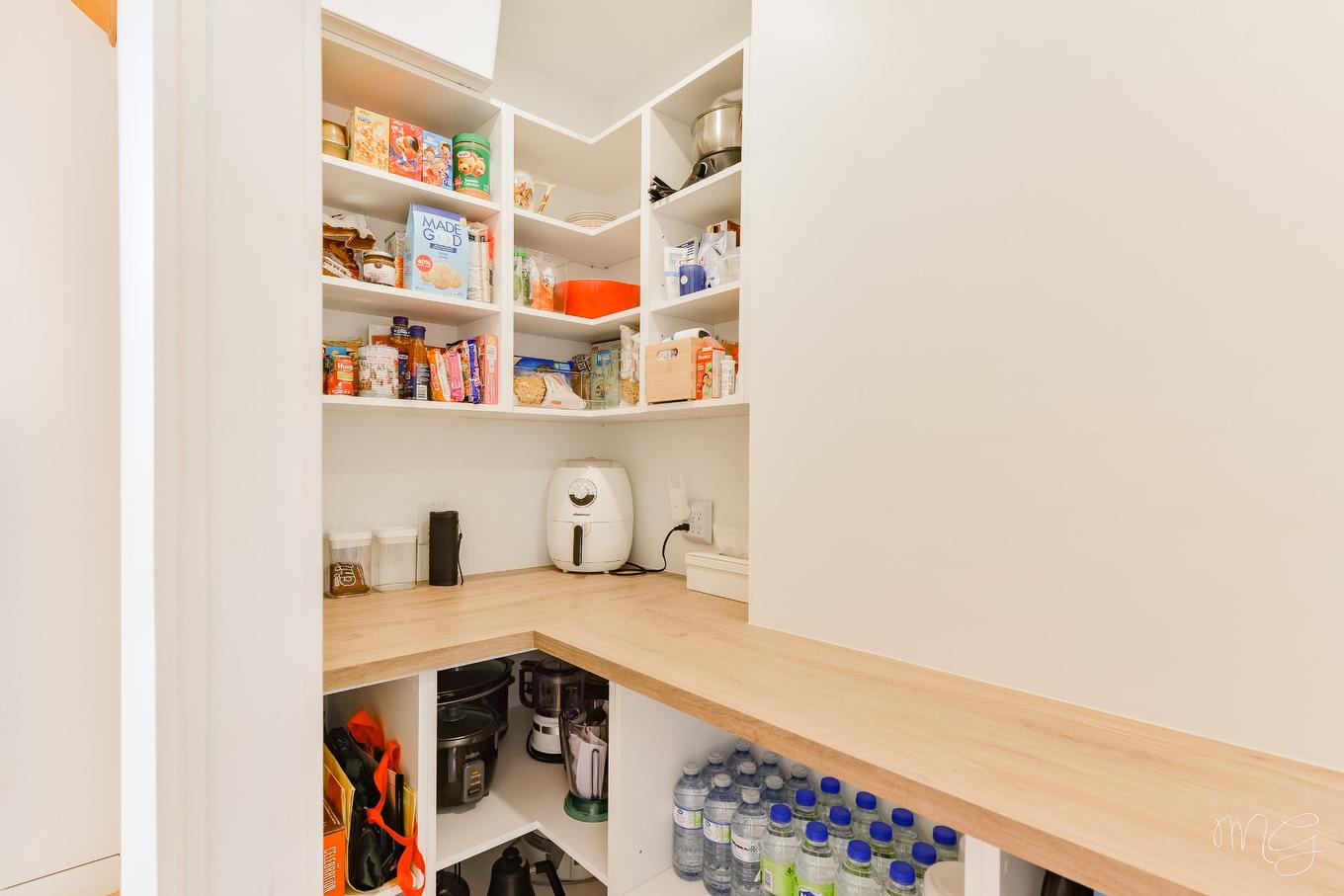 Penderie (Walk-in) - 11351 Ch. De La Rivière-Du-Nord, Mirabel, QC - Indoor With Storage