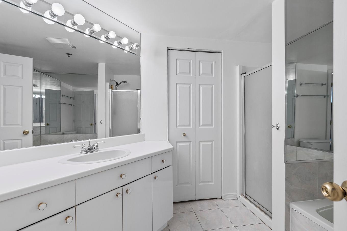 Salle de bains attenante à la CCP - 301-5850 Av. De Monkland, Montréal (Côte-Des-Neiges/Notre-Dame-De-Grâce), QC - Indoor Photo Showing Bathroom