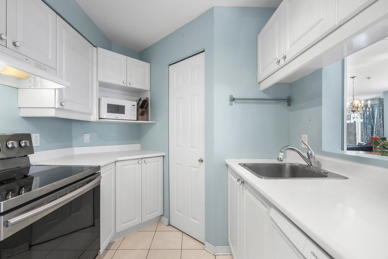 Cuisine - 301-5850 Av. De Monkland, Montréal (Côte-Des-Neiges/Notre-Dame-De-Grâce), QC - Indoor Photo Showing Kitchen