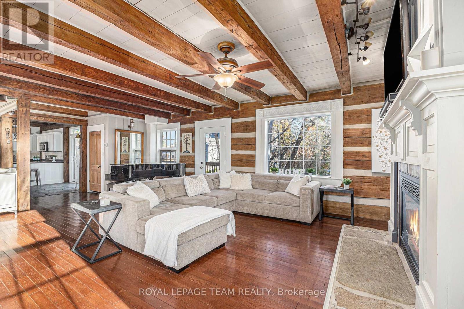 140 Creek Drive, Ottawa, ON - Indoor Photo Showing Living Room