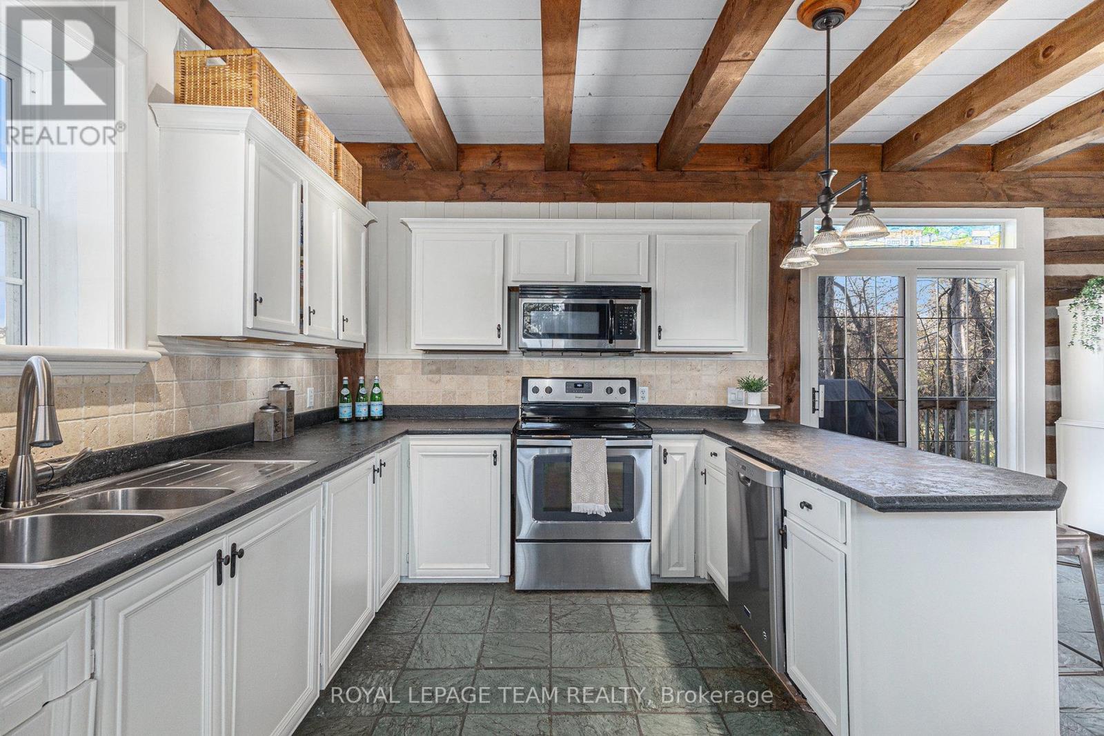 140 Creek Drive, Ottawa, ON - Indoor Photo Showing Kitchen With Double Sink