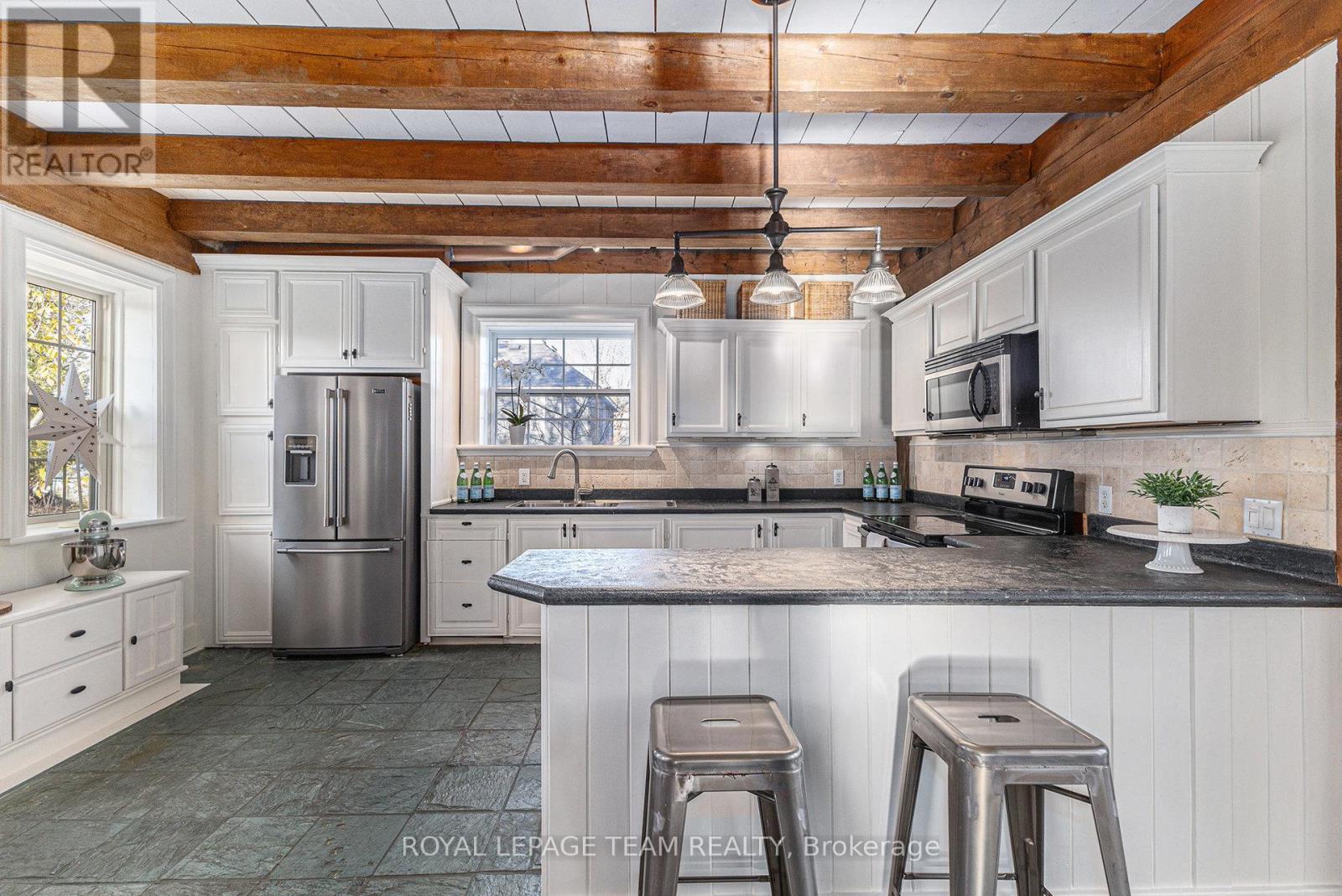 140 Creek Drive, Ottawa, ON - Indoor Photo Showing Kitchen With Upgraded Kitchen