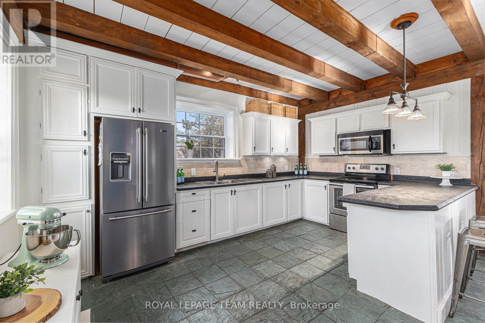 140 Creek Drive, Ottawa, ON - Indoor Photo Showing Kitchen With Double Sink