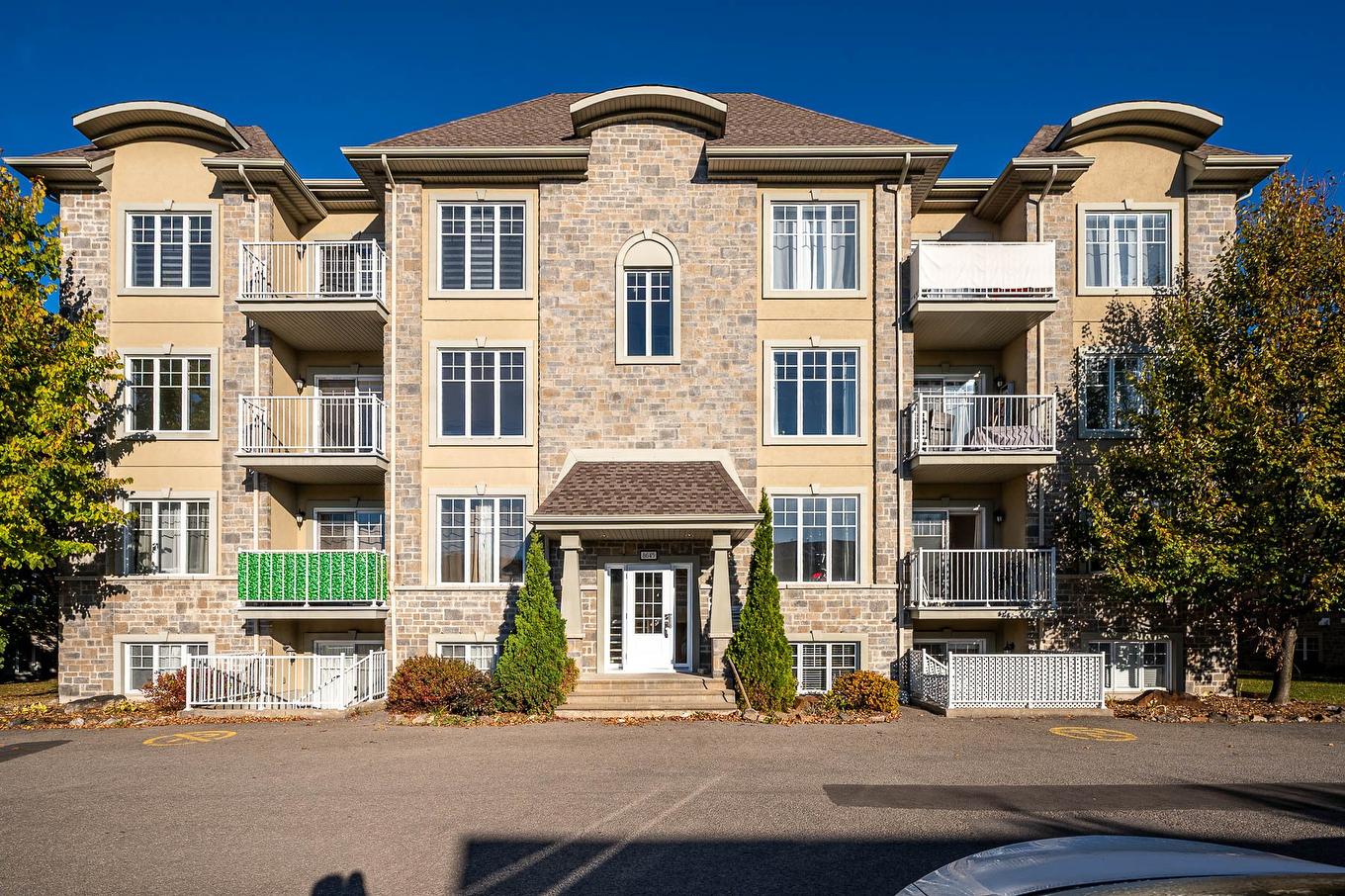 Back facade - 8-8645 Place Du Charpentier, Mirabel, QC - Outdoor With Facade