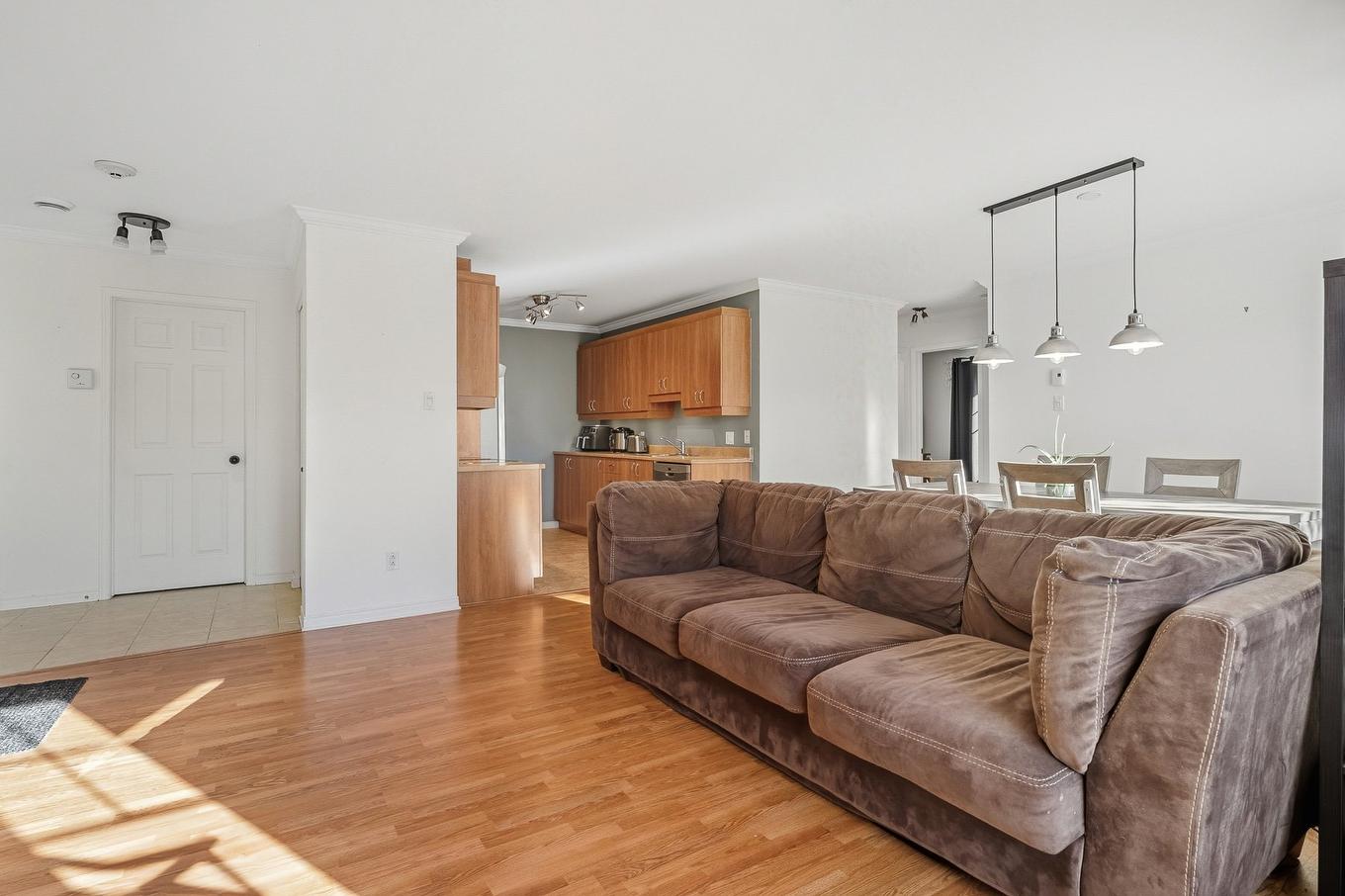 Overall view - 8-8645 Place Du Charpentier, Mirabel, QC - Indoor Photo Showing Living Room