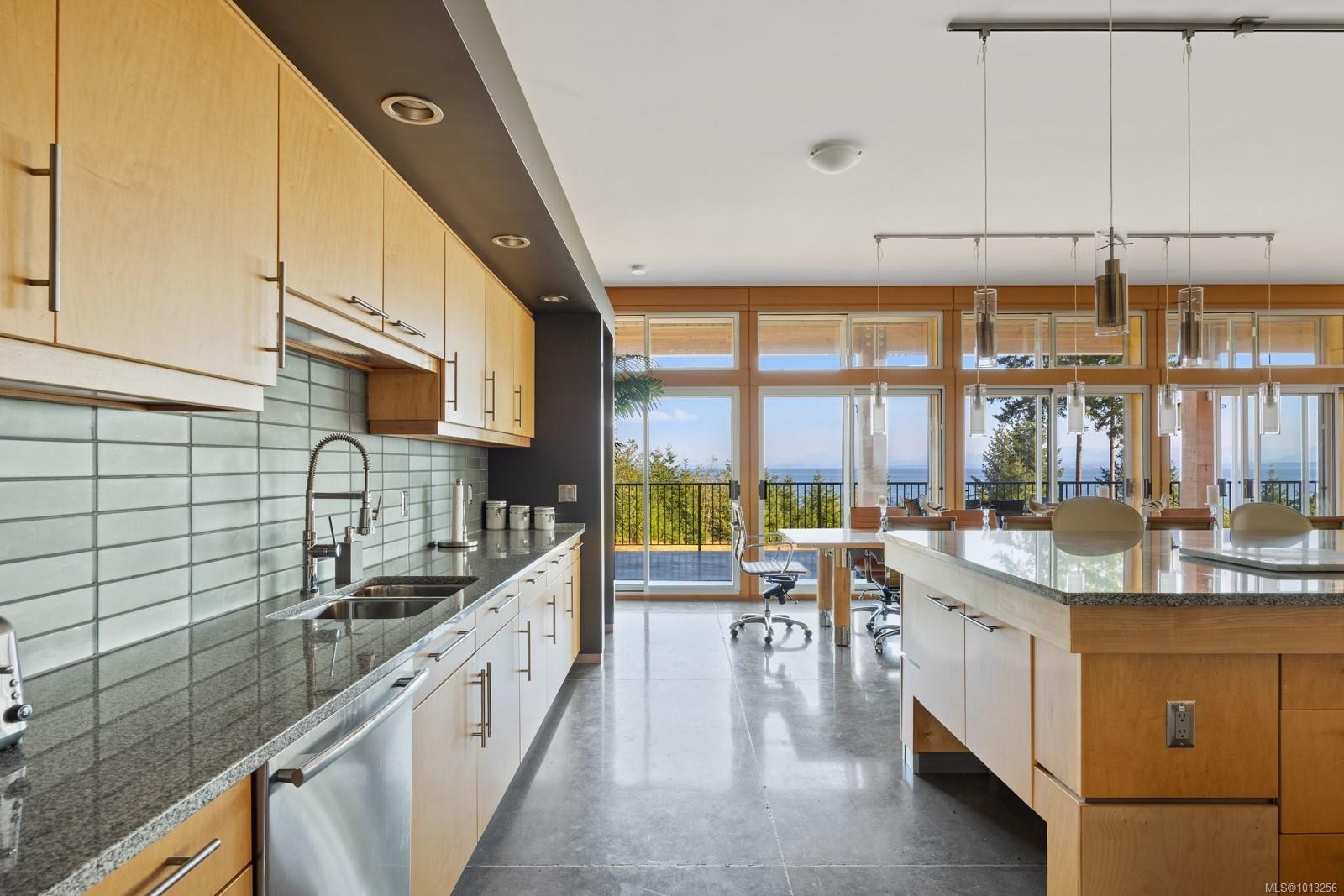 7939 Lenwood Rd, Merville, BC