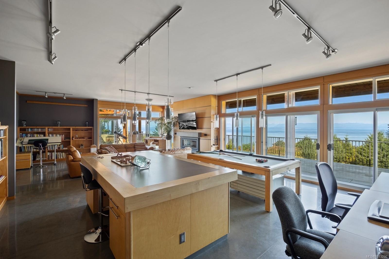 7939 Lenwood Rd, Merville, BC