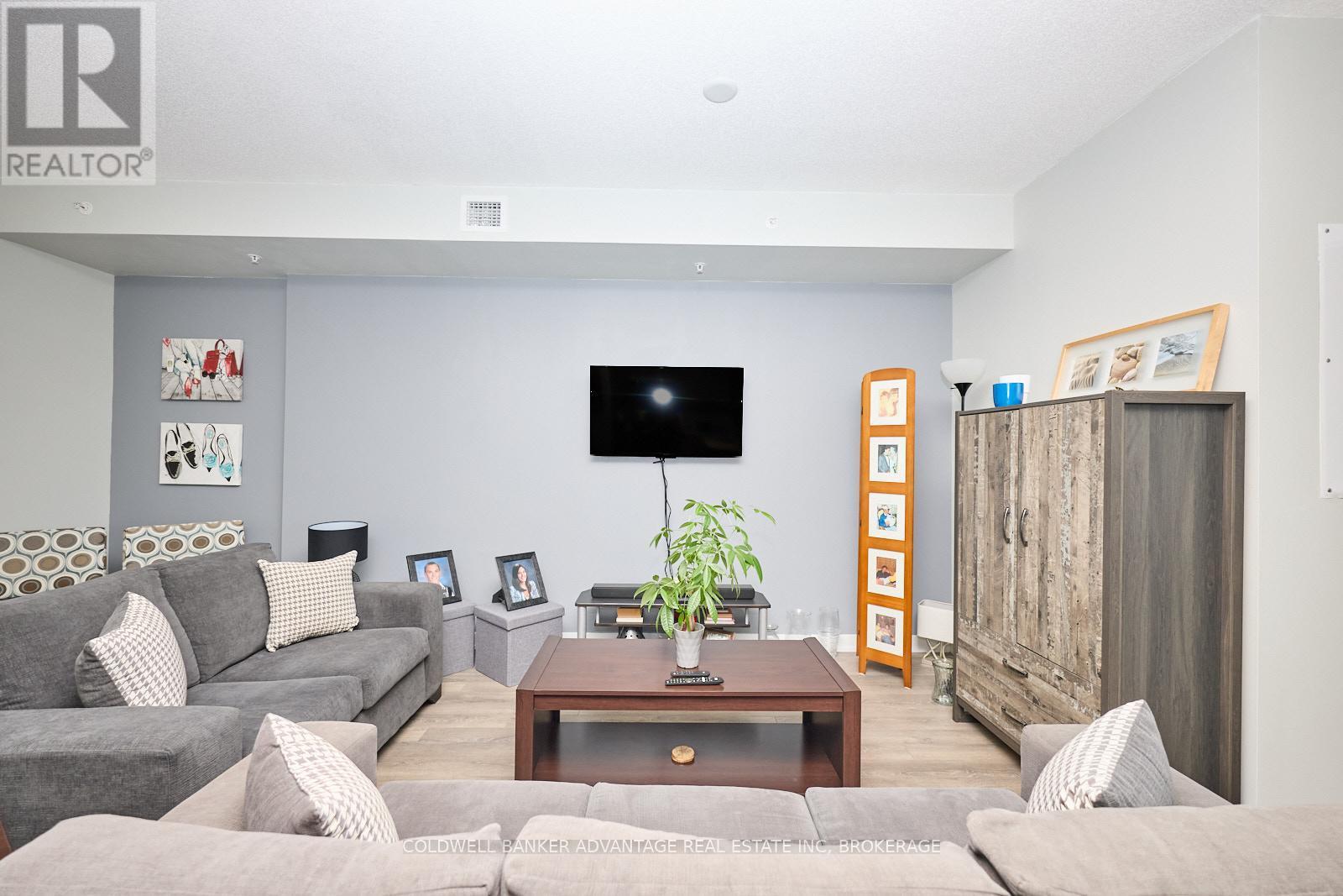 610 - 550 North Service Road, Grimsby (Grimsby Beach), ON - Indoor Photo Showing Living Room