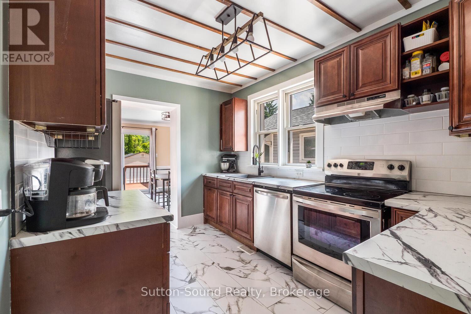 1139 4Th Avenue W, Owen Sound, ON - Indoor Photo Showing Kitchen