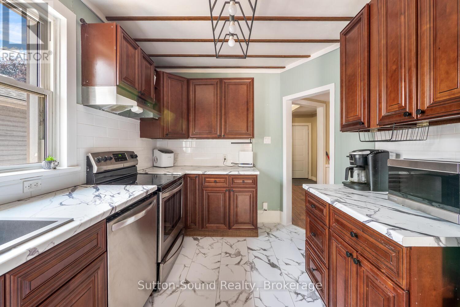 1139 4Th Avenue W, Owen Sound, ON - Indoor Photo Showing Kitchen
