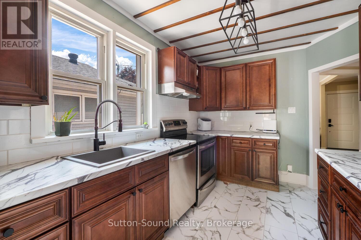 1139 4Th Avenue W, Owen Sound, ON - Indoor Photo Showing Kitchen