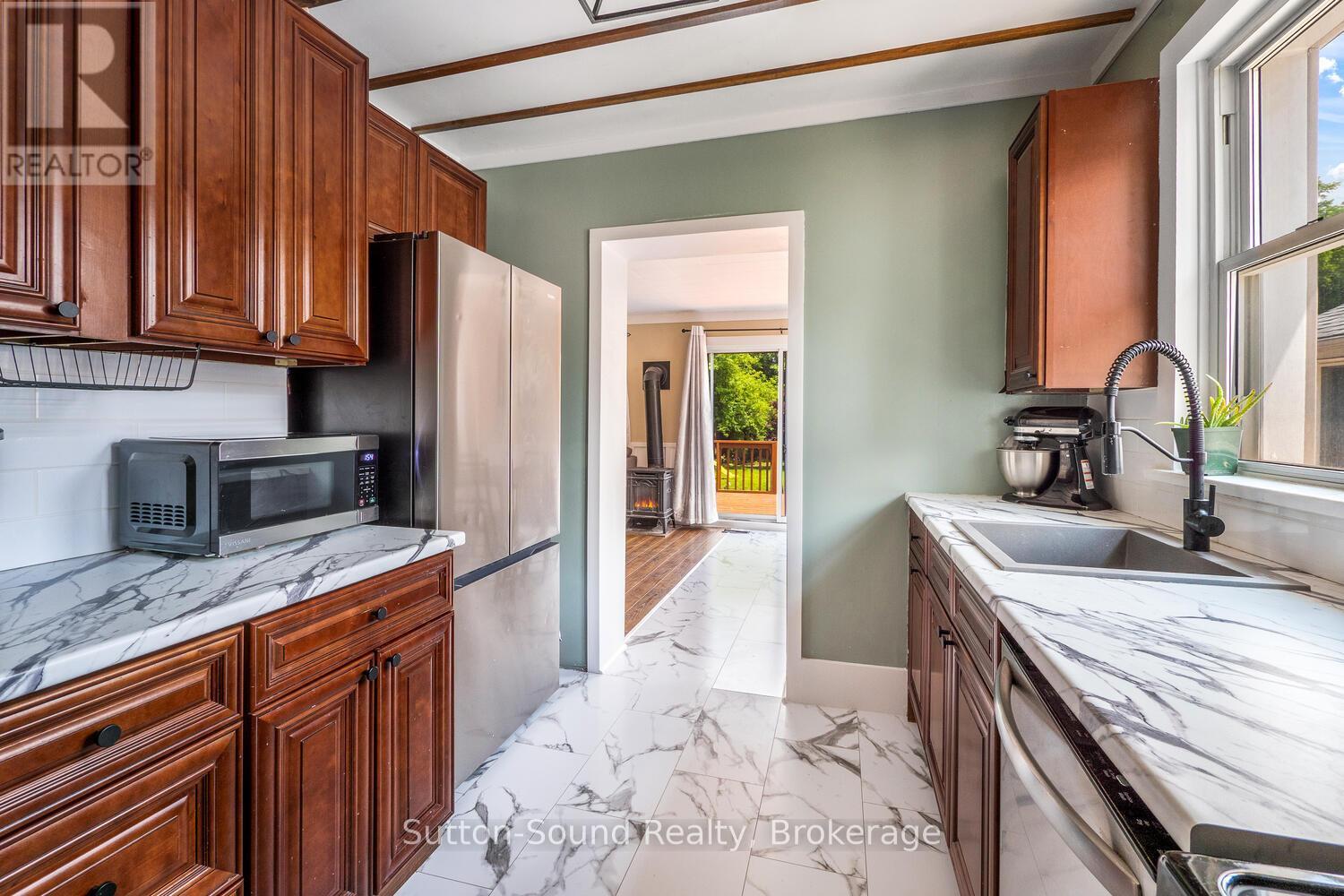 1139 4Th Avenue W, Owen Sound, ON - Indoor Photo Showing Kitchen