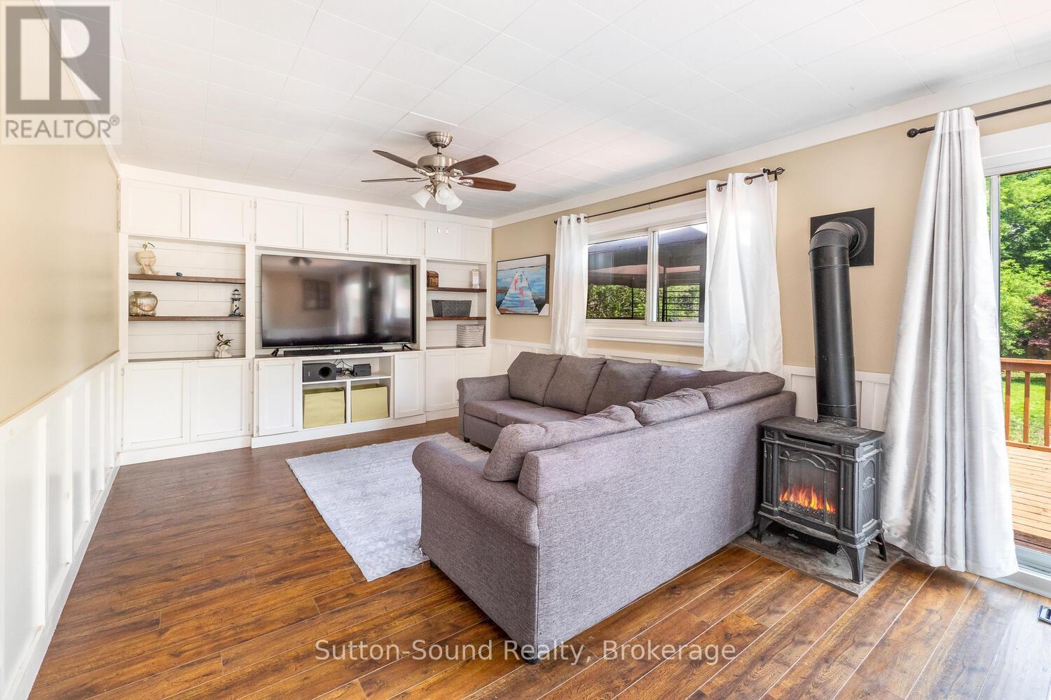 1139 4Th Avenue W, Owen Sound, ON - Indoor Photo Showing Living Room