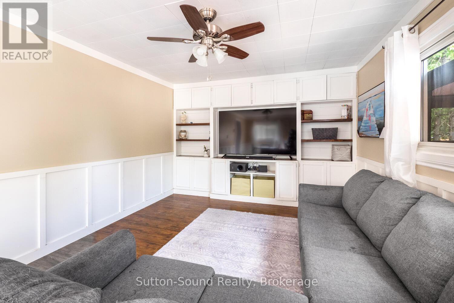 1139 4Th Avenue W, Owen Sound, ON - Indoor Photo Showing Living Room