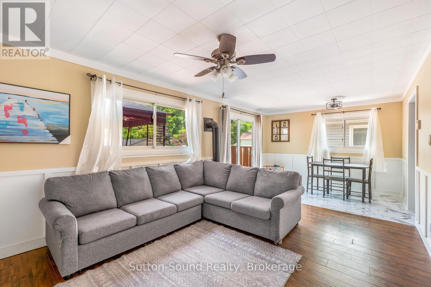 1139 4Th Avenue W, Owen Sound, ON - Indoor Photo Showing Living Room