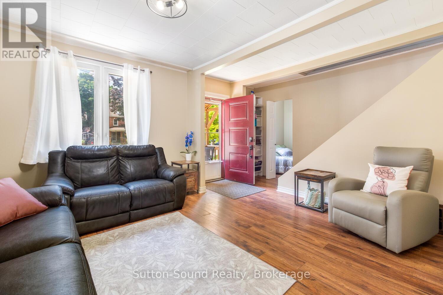 1139 4Th Avenue W, Owen Sound, ON - Indoor Photo Showing Living Room