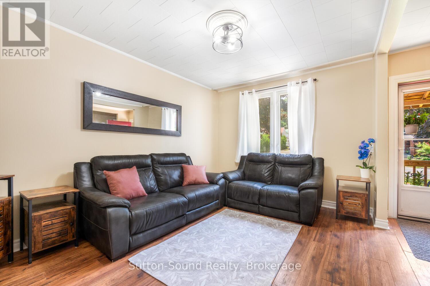 1139 4Th Avenue W, Owen Sound, ON - Indoor Photo Showing Living Room